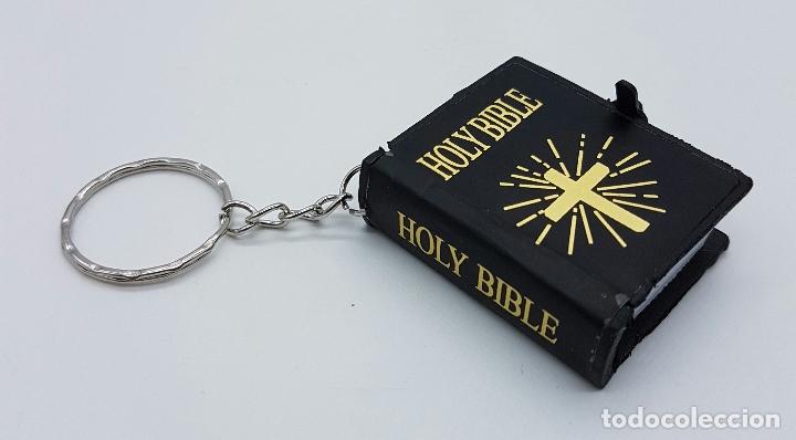 Bibilia en miniatura en forma de llavero